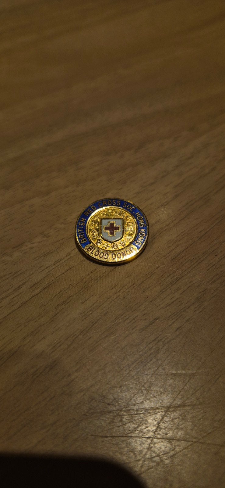 Emaille Speldje British Red Cross Hong Kong Blood Donor, Verzamelen, Ophalen of Verzenden, Engeland, Embleem of Badge