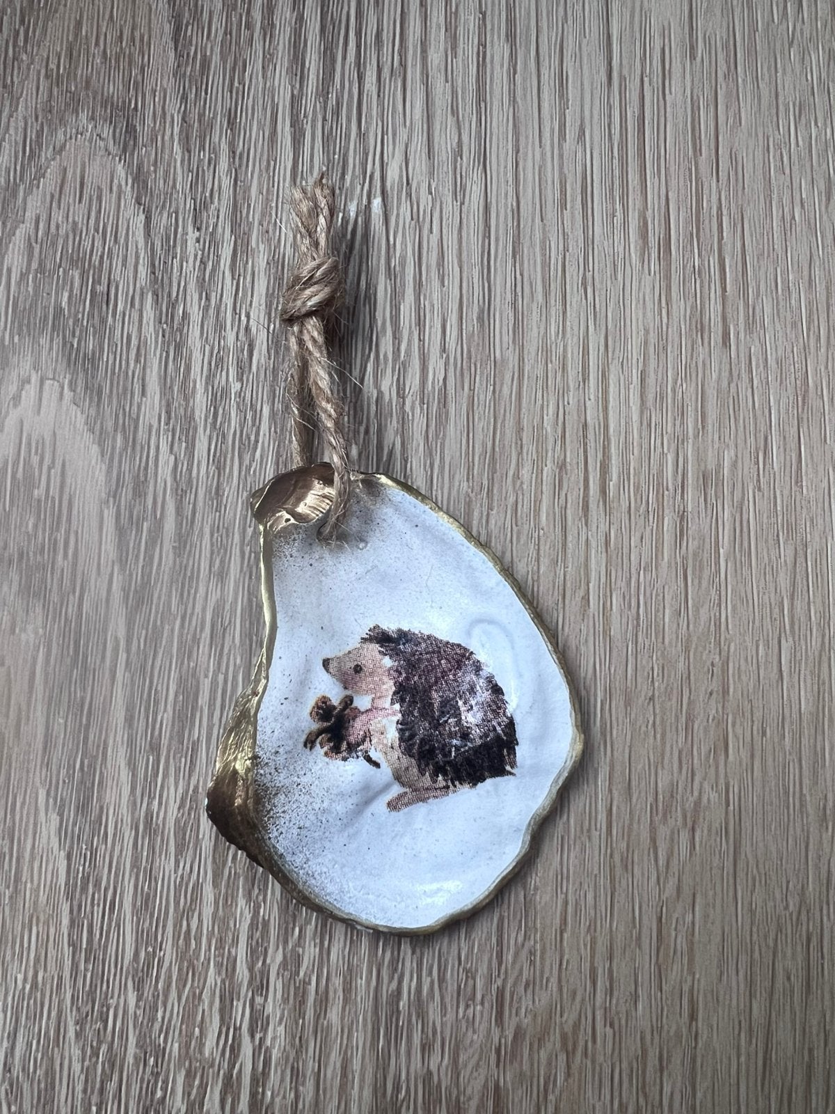 Klein Oesterschelp hangertje met egel, Ophalen of Verzenden, Schelp(en)