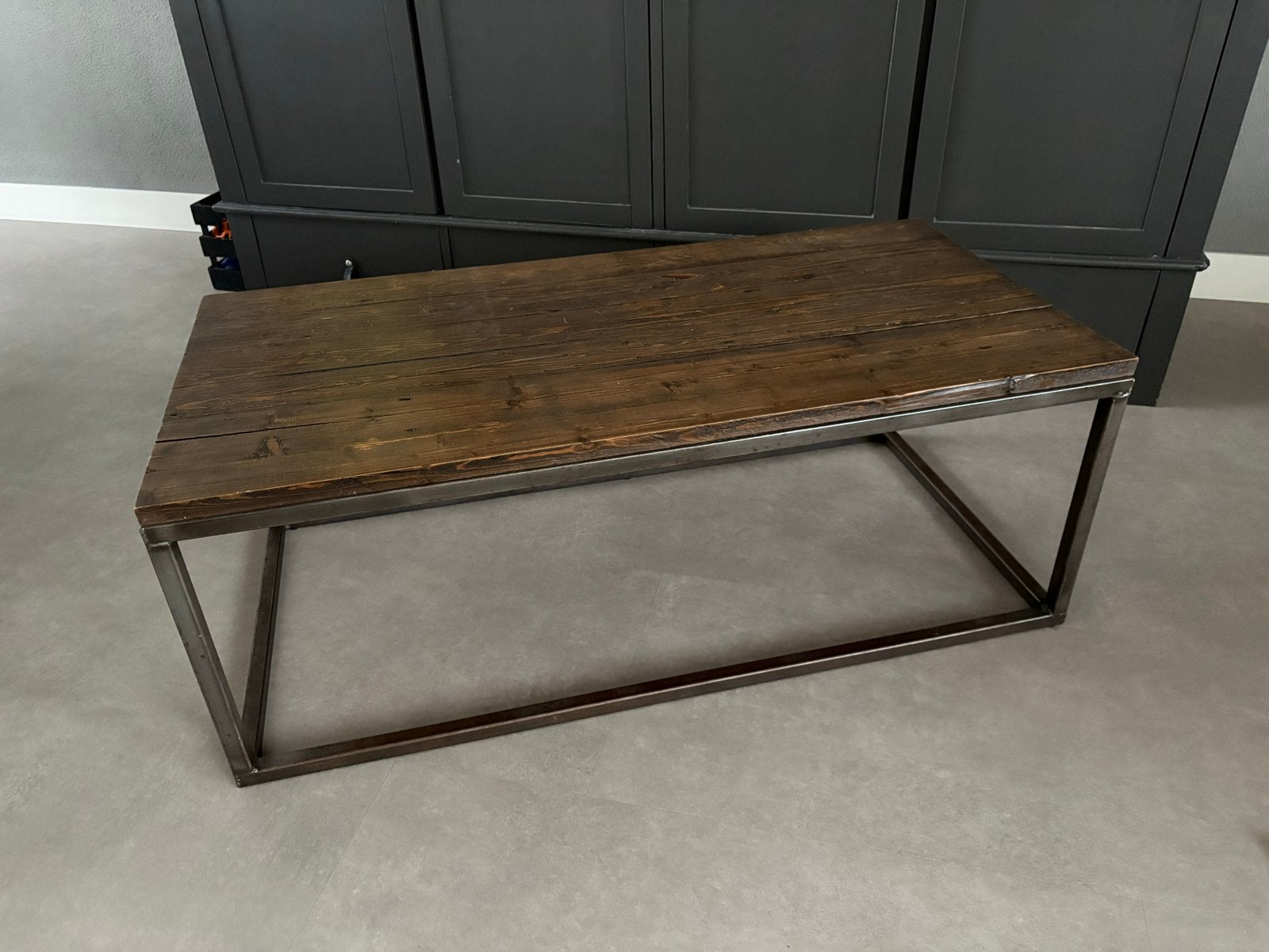 Salontafel met hardhouten blad en stalen onderstel, Huis en Inrichting, Tafels | Salontafels, Ophalen, Gebruikt, 100 tot 150 cm