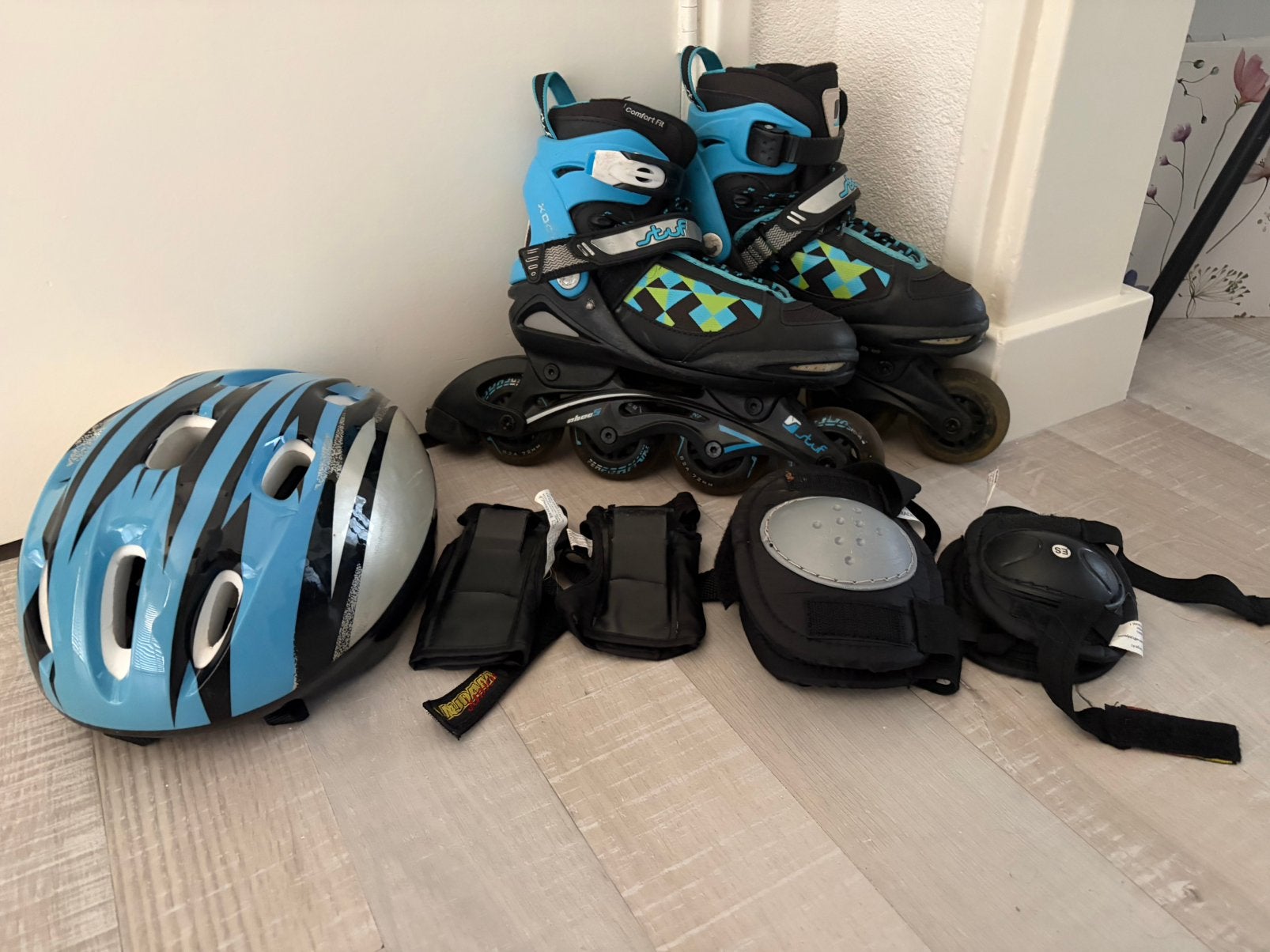 Complete set skates, Ophalen of Verzenden, Verstelbaar, Zo goed als nieuw, Bescherming