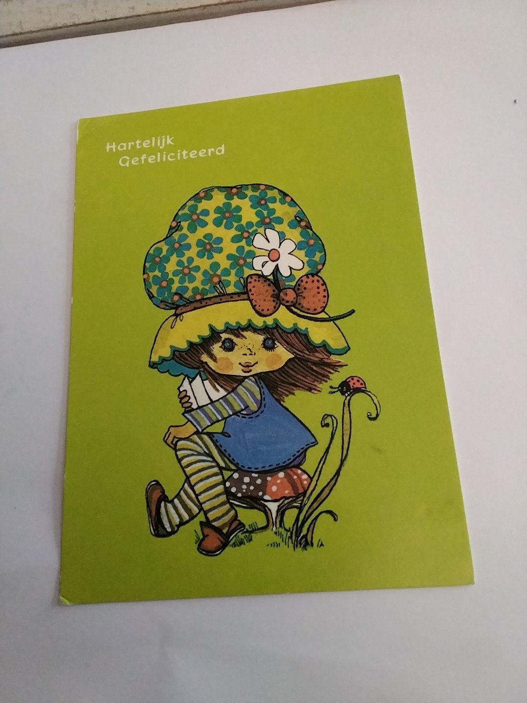 Vintage felicitatiekaartje met meisje en lieveheersbeestje, Ophalen of Verzenden