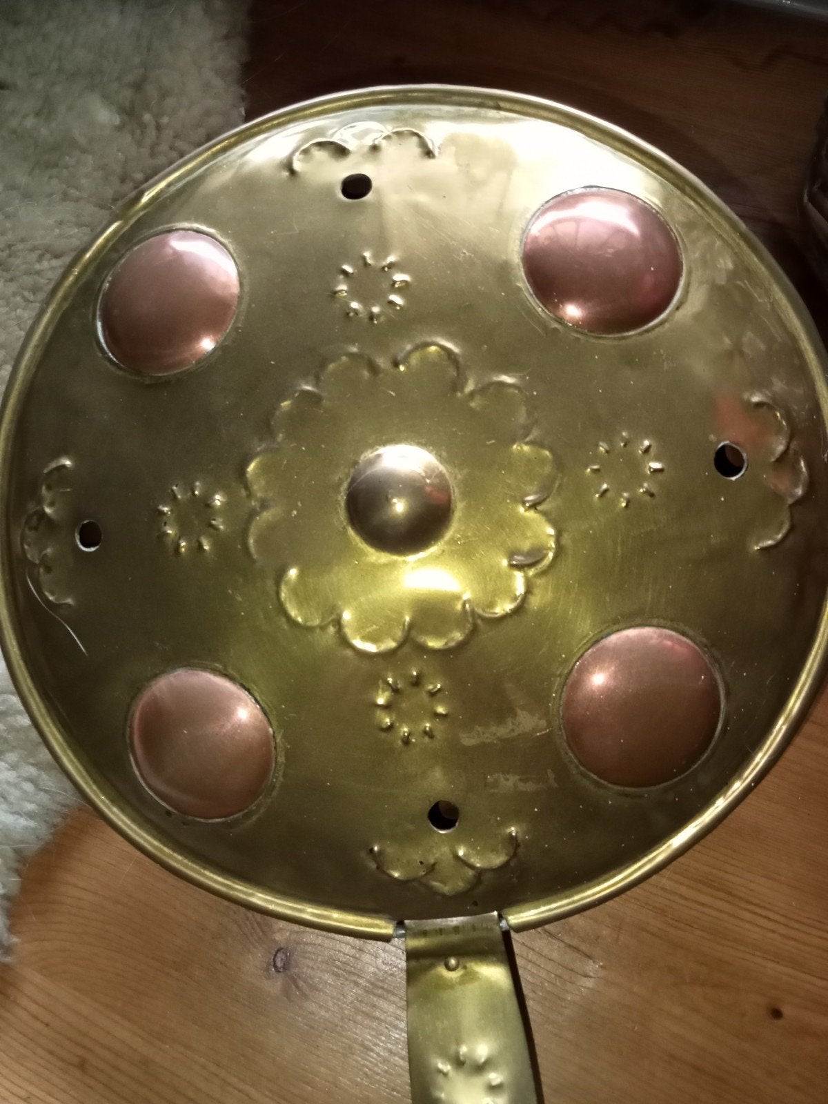 Antieke rood met geel koperen bedpan, met lange houten steel, Ophalen, Koper
