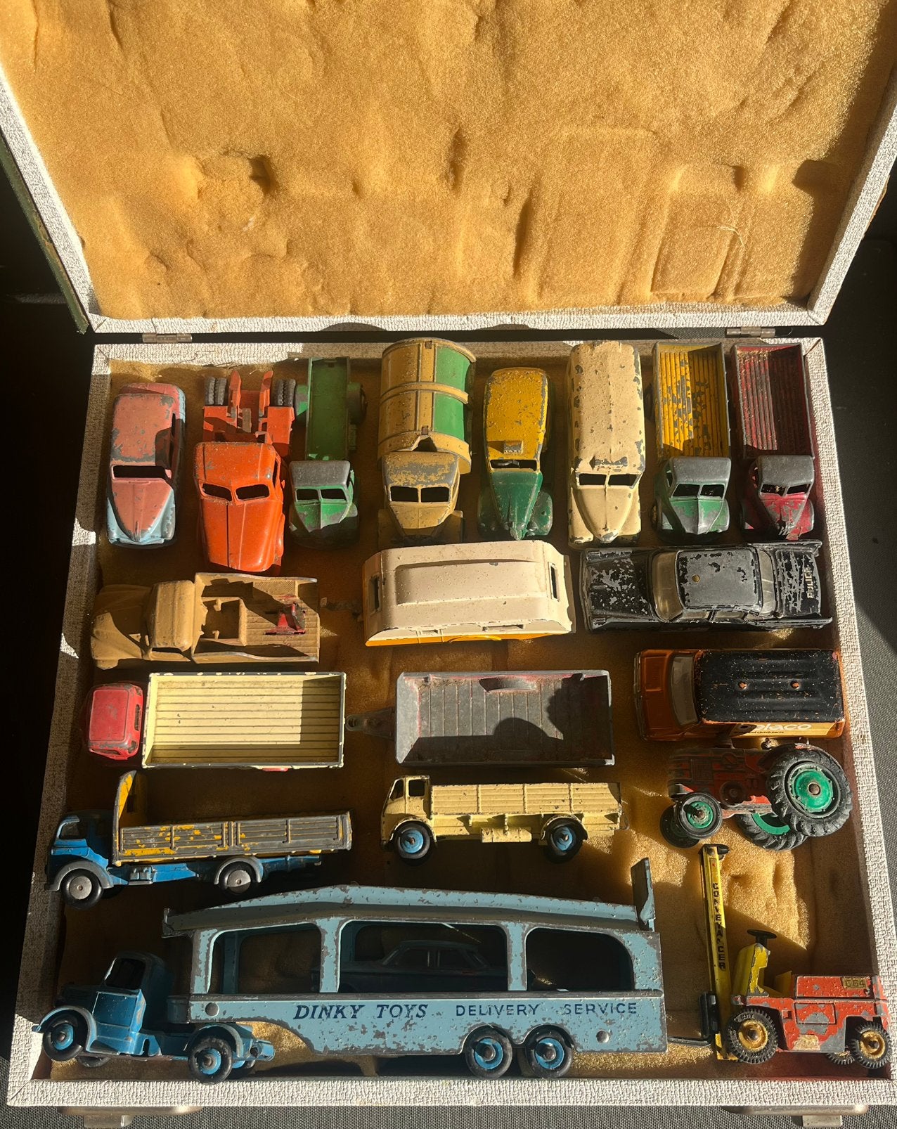 Schuurvondst; Doos met 21 Dinky toys, Verzamelen, Ophalen of Verzenden, Gebruikt, Auto's