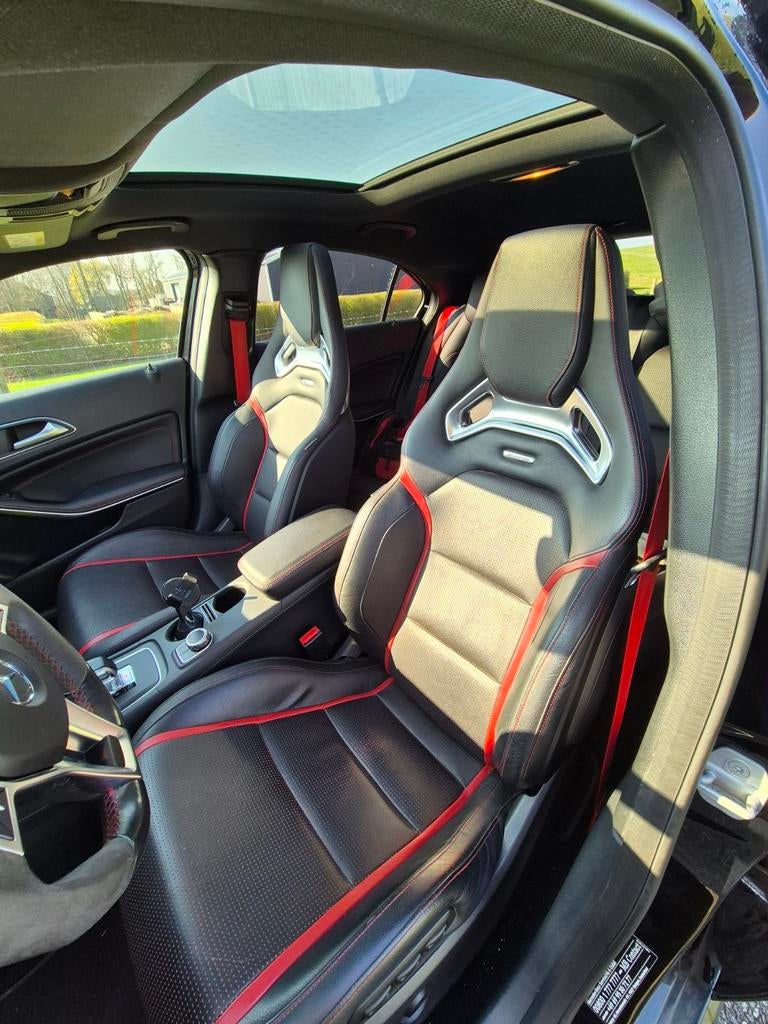 Mercedes-Benz A45 AMG 4MATIC 426 pk 2015 kuipstoel PANO, Auto's, Automaat, Zwart, 4 cilinders, Lichtsensor