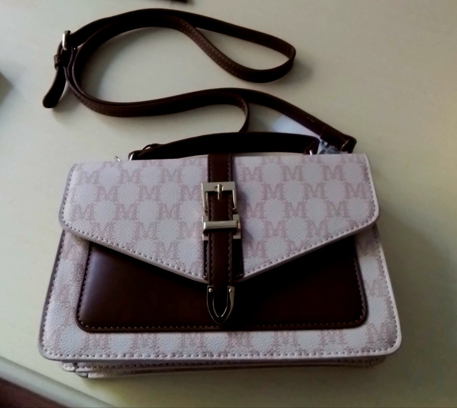 Stijlvolle schoudertas met M-patroon en gesp 23x16x7, Sieraden, Tassen en Uiterlijk, Ophalen of Verzenden, Nieuw, Beige, Schoudertasje