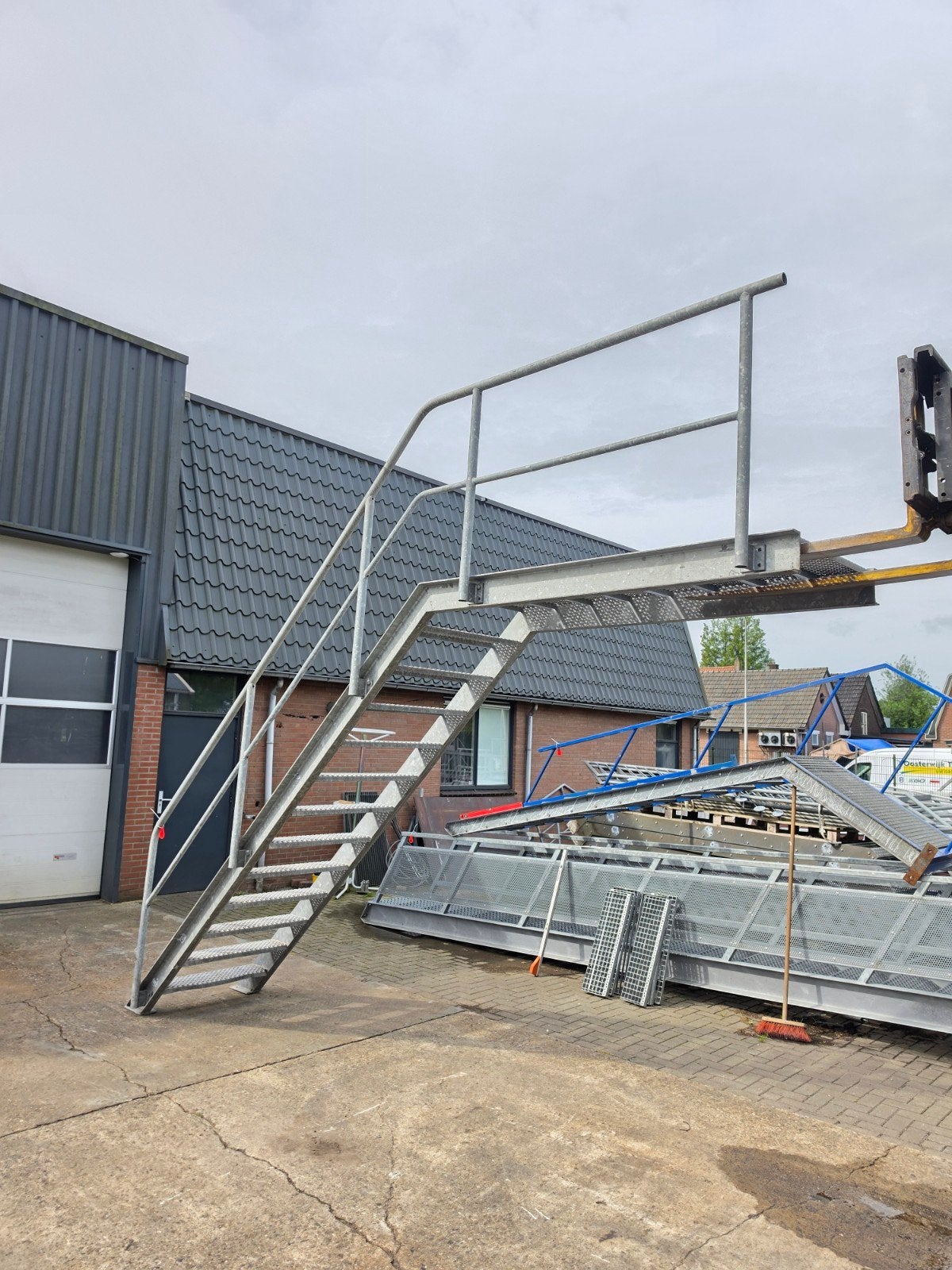 Stalen trap met bordes gegalv.hoog 2,75mtr nor086, Doe-het-zelf en Verbouw, Ladders en Trappen, Ophalen, 2 tot 4 meter