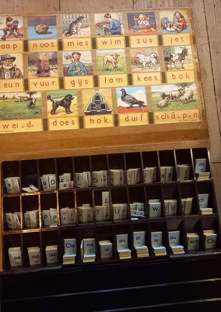 Leesplankje met bakelieten letterdoos, Ophalen of Verzenden