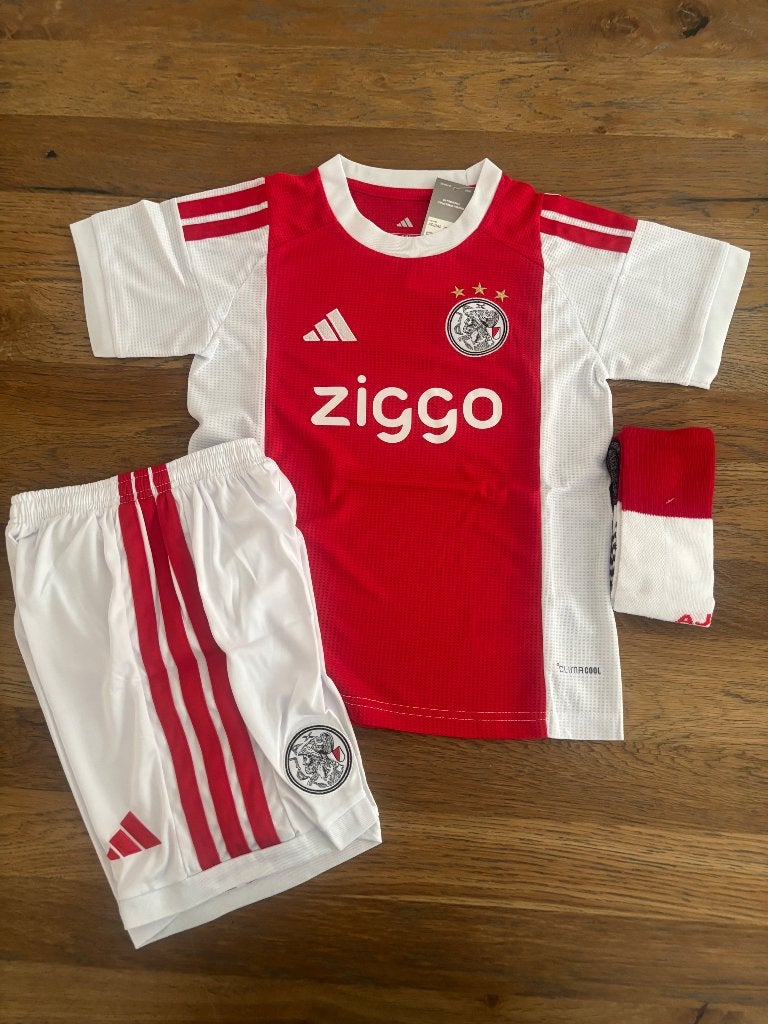 Ajax tenue 26/27, Sport en Fitness, Voetbal, Maat XS of kleiner, Verzenden, Nieuw, Set