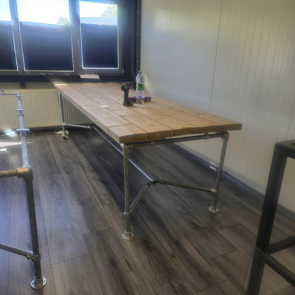 TE KOOP  2 x robuuste tafel, Industrial look, Ophalen, 200 cm of meer, Zo goed als nieuw, Vijf personen of meer