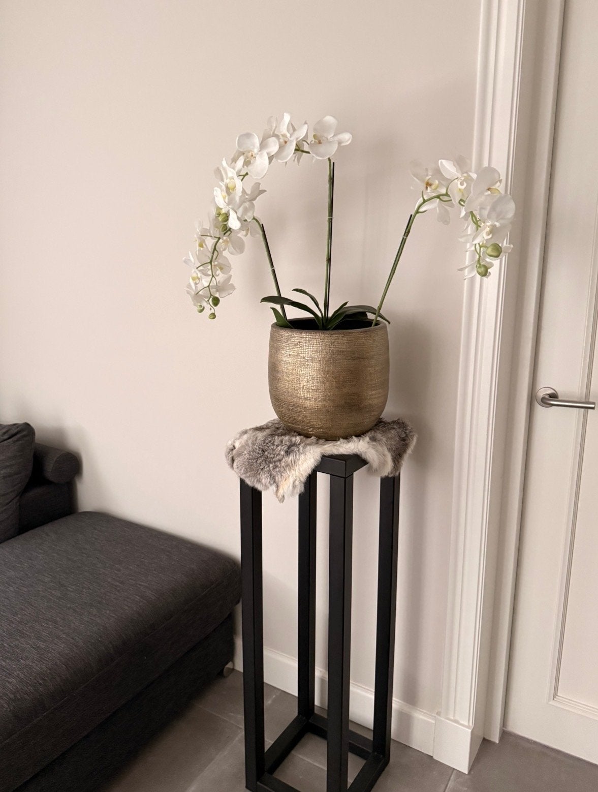 Zuil met kunst orchidee in gouden pot, Ophalen, Binnen, Kunstplant, Kunststof