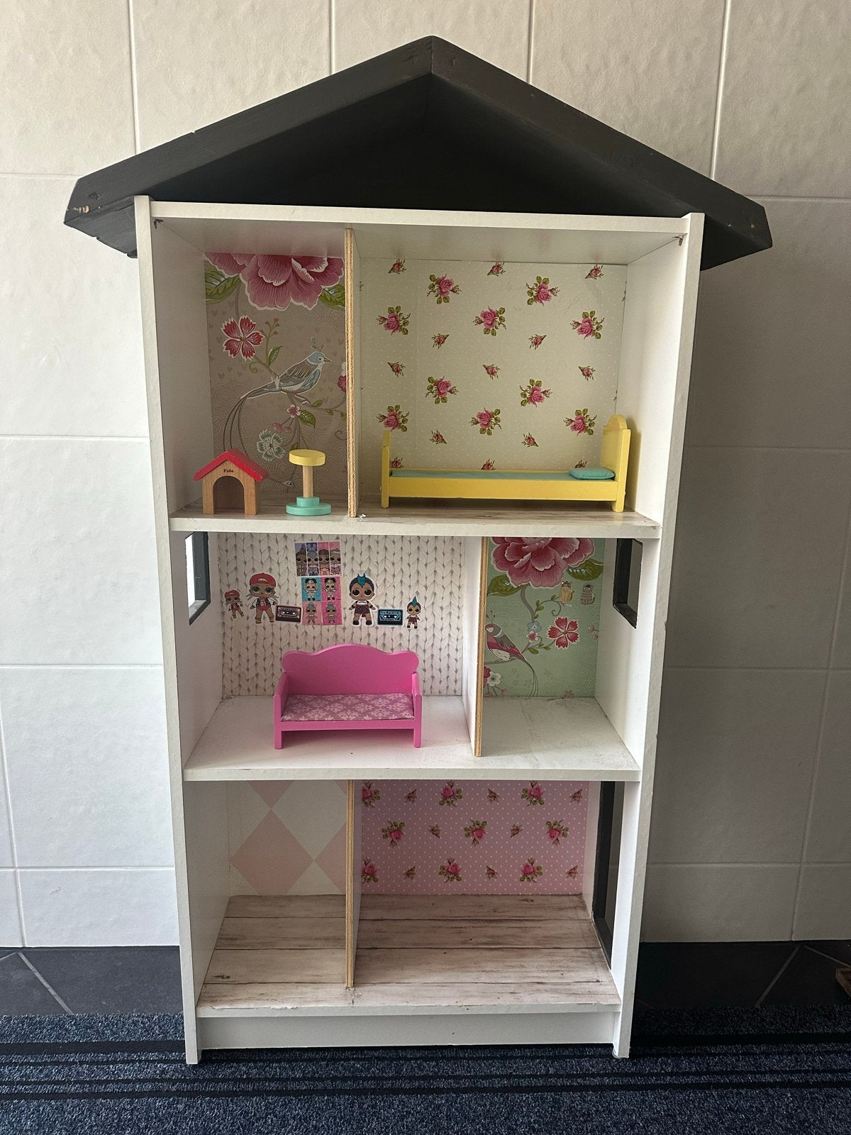 Zelfgemaakt poppenhuis met een paar meubeltjes, Kinderen en Baby's, Ophalen, Gebruikt, Poppenhuis