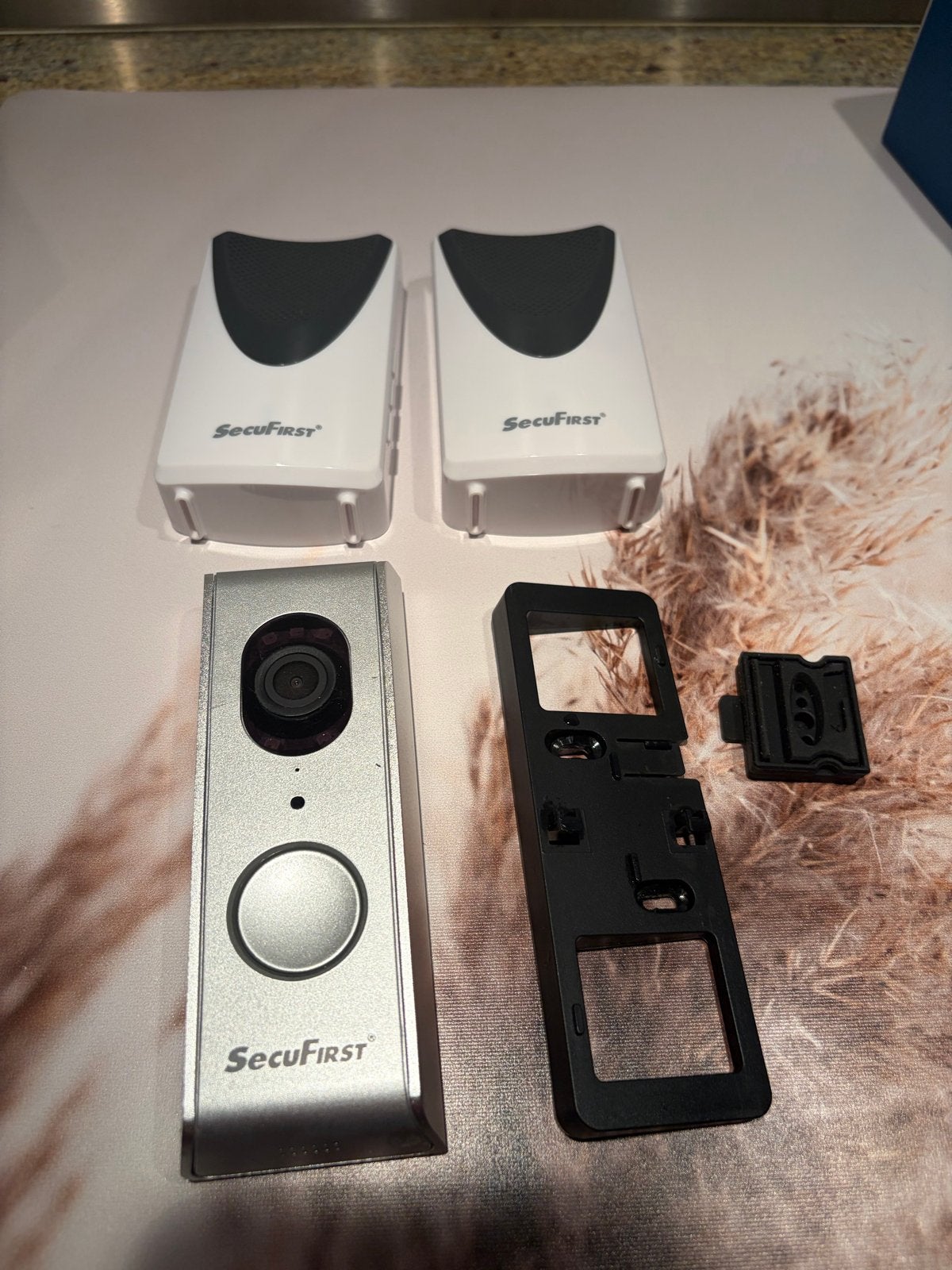 SecuFIRST deurbel met camera en twee ontvangers, Ophalen of Verzenden, Bewegingsdetectiesensor, Zo goed als nieuw, Draadloos
