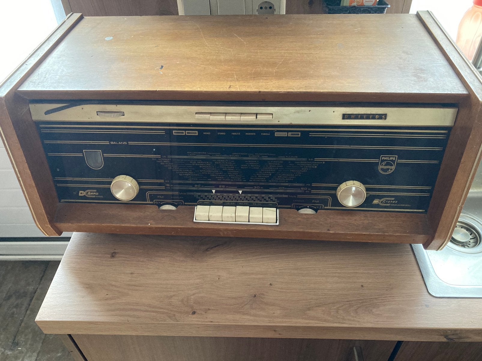 Te koop: werkende oude Philips buizenradio, Antiek en Kunst, Antiek | Tv's en Audio, Ophalen