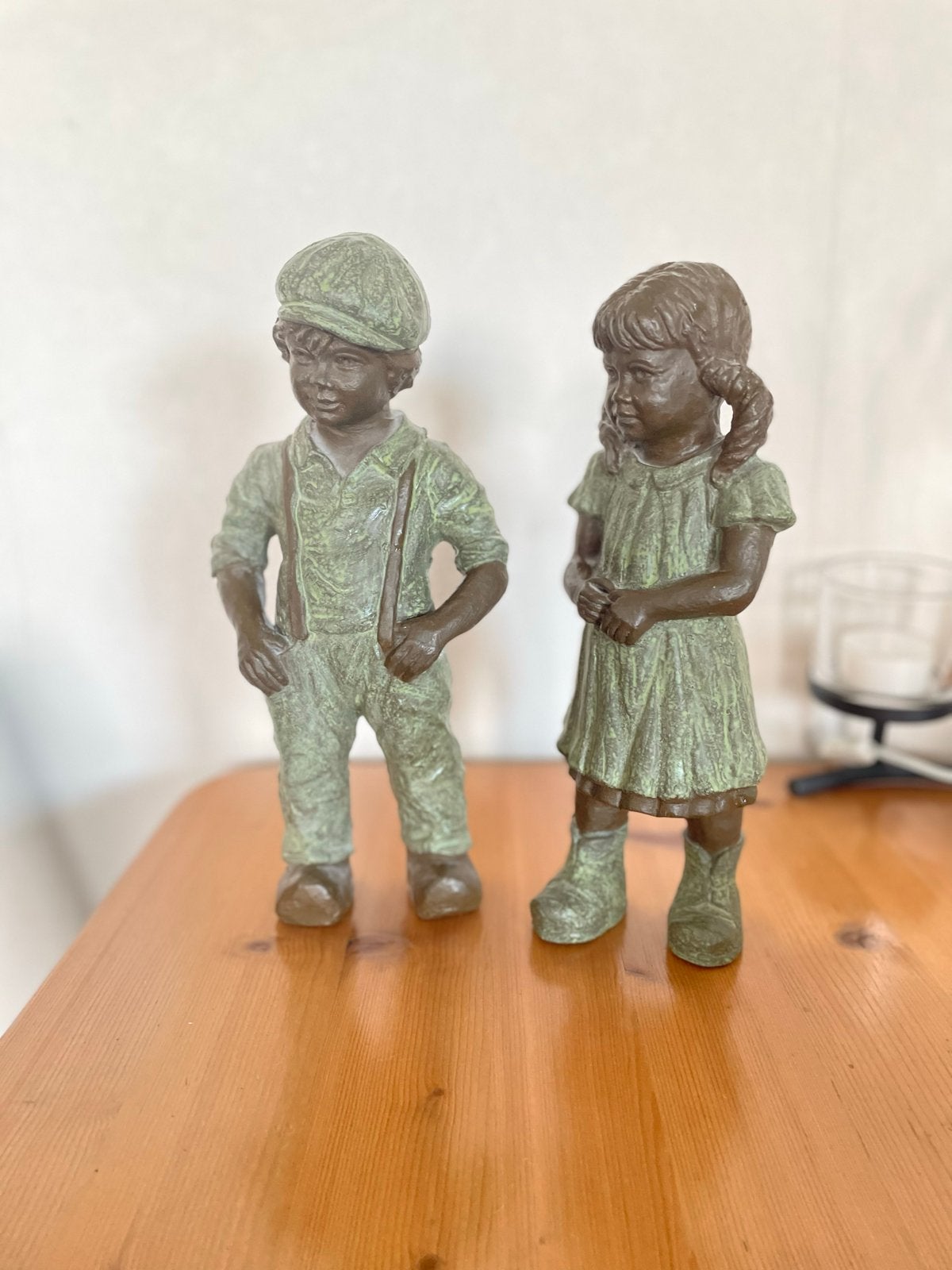Beeldjes jongen en meisje - Geert Kunen - Handgemaakt, Antiek en Kunst, Ophalen, Groep mensen, Beeld, Composieten