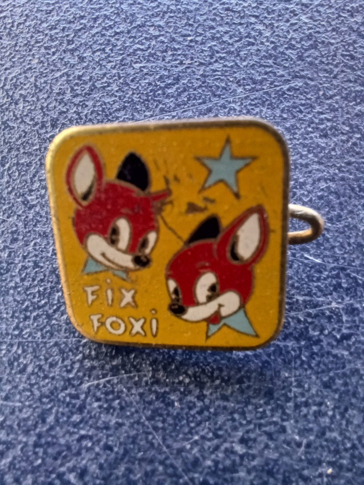 Speldje broche Fix Fox (lichte sterren), Ophalen of Verzenden, Gebruikt, Overige onderwerpen, Speldje of Pin