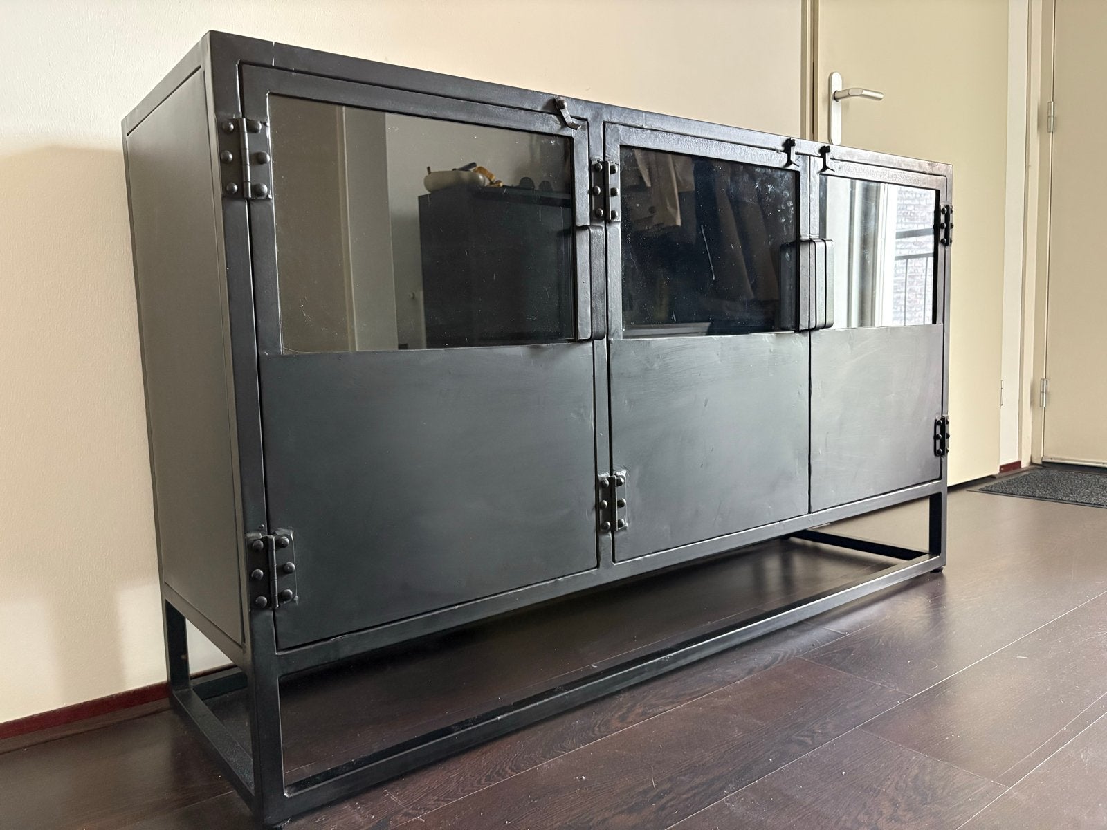 Industriële Zwarte Metalen Kast met Glazen Deuren, Ophalen, Gebruikt, 100 tot 150 cm, Metaal