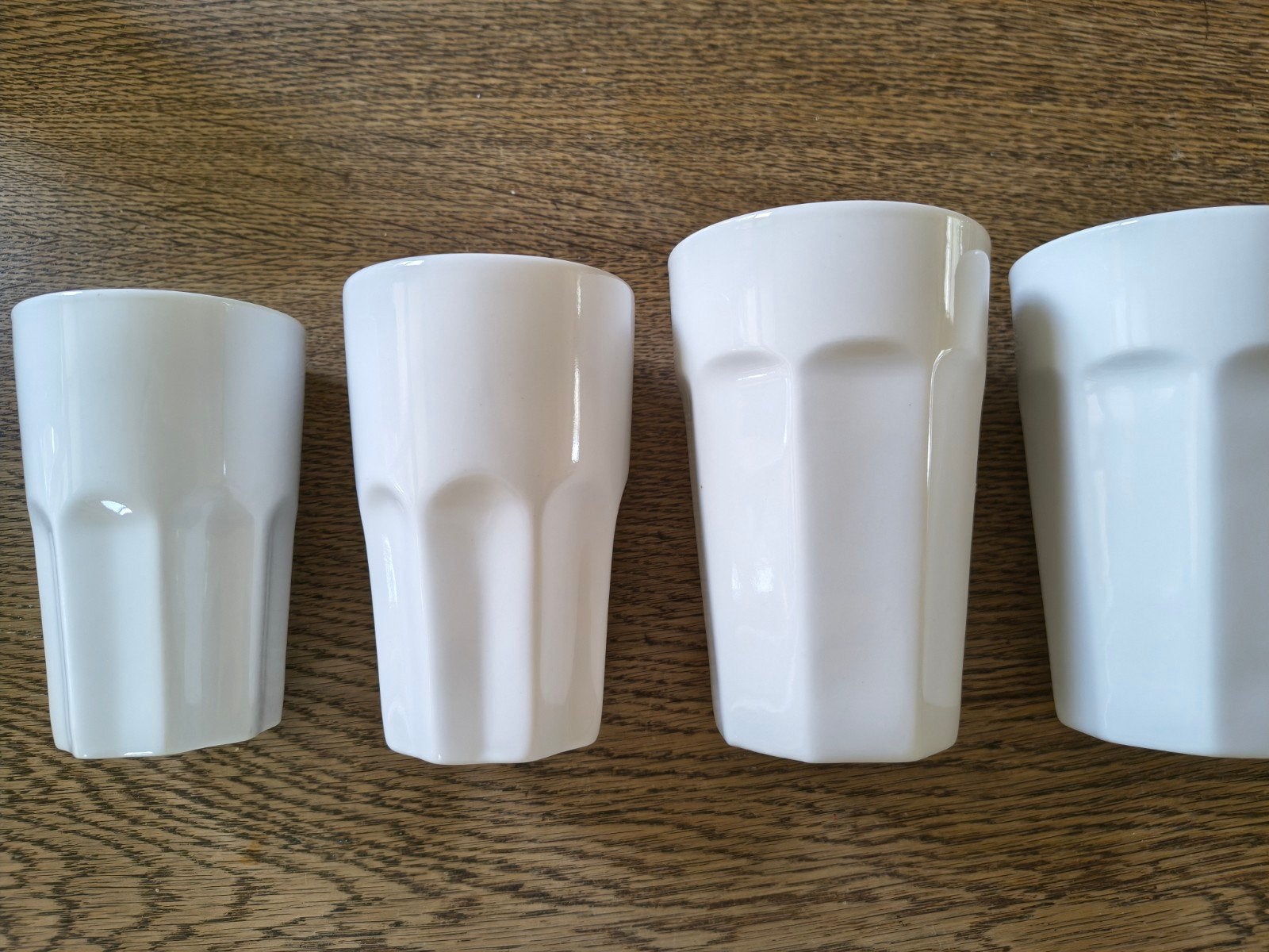 Set van 4 witte porseleinen bekers, Huis en Inrichting, Keuken | Servies, Ophalen of Verzenden