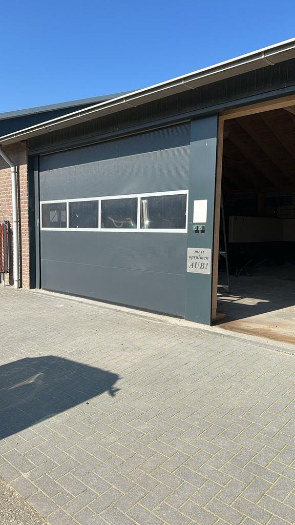Twee elektrische garagedeuren compleet met rails, Doe-het-zelf en Verbouw, Ophalen of Verzenden, Gebruikt, Metaal, Garagedeur