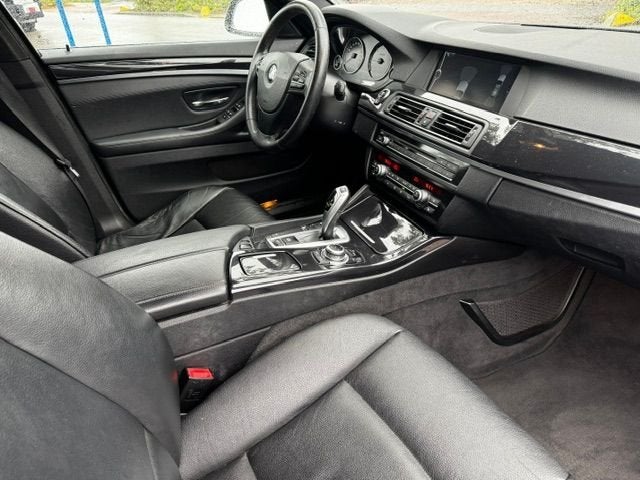 BMW 5 Serie Touring 520d Executive Automaat Airco/ECC,Naviga, Auto's, BMW, Automaat, Euro 5, Zwart, 2000 kg