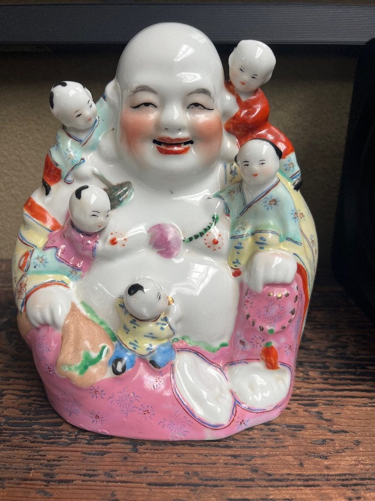 Chinees beeld porselein Hotei happy boeddha met 5 kinderen, Antiek en Kunst, Geglazuurd, Ophalen of Verzenden, 20 - 50 cm, Steen of Keramiek
