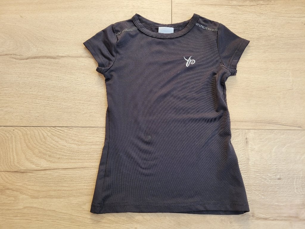 YEP YEP zwart gym T-shirt maat 104 ~ SJ2150, Gebruikt, Yep Yep, Meisje, Sport- of Zwemkleding