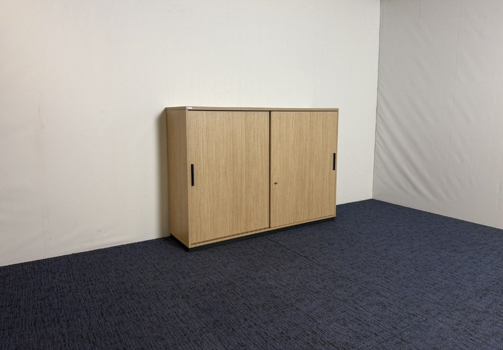 2 x Schuifdeurkast Palmberg, donker eiken, H 115 x B 160 cm.