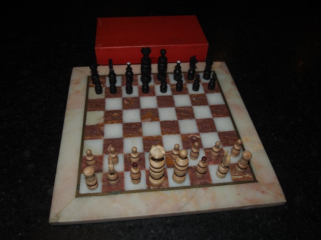 Kleine Schaakset op marmeren schaakbord (25x25 cm), Hobby en Vrije tijd, Gezelschapsspellen | Bordspellen, Een of twee spelers