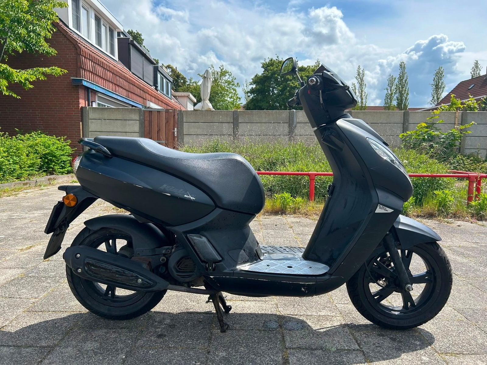 Peugeot Kisbee Black Edition - Goed onderhouden scooter, Fietsen en Brommers, Scooters | Peugeot, Ophalen, Gebruikt, Overige modellen