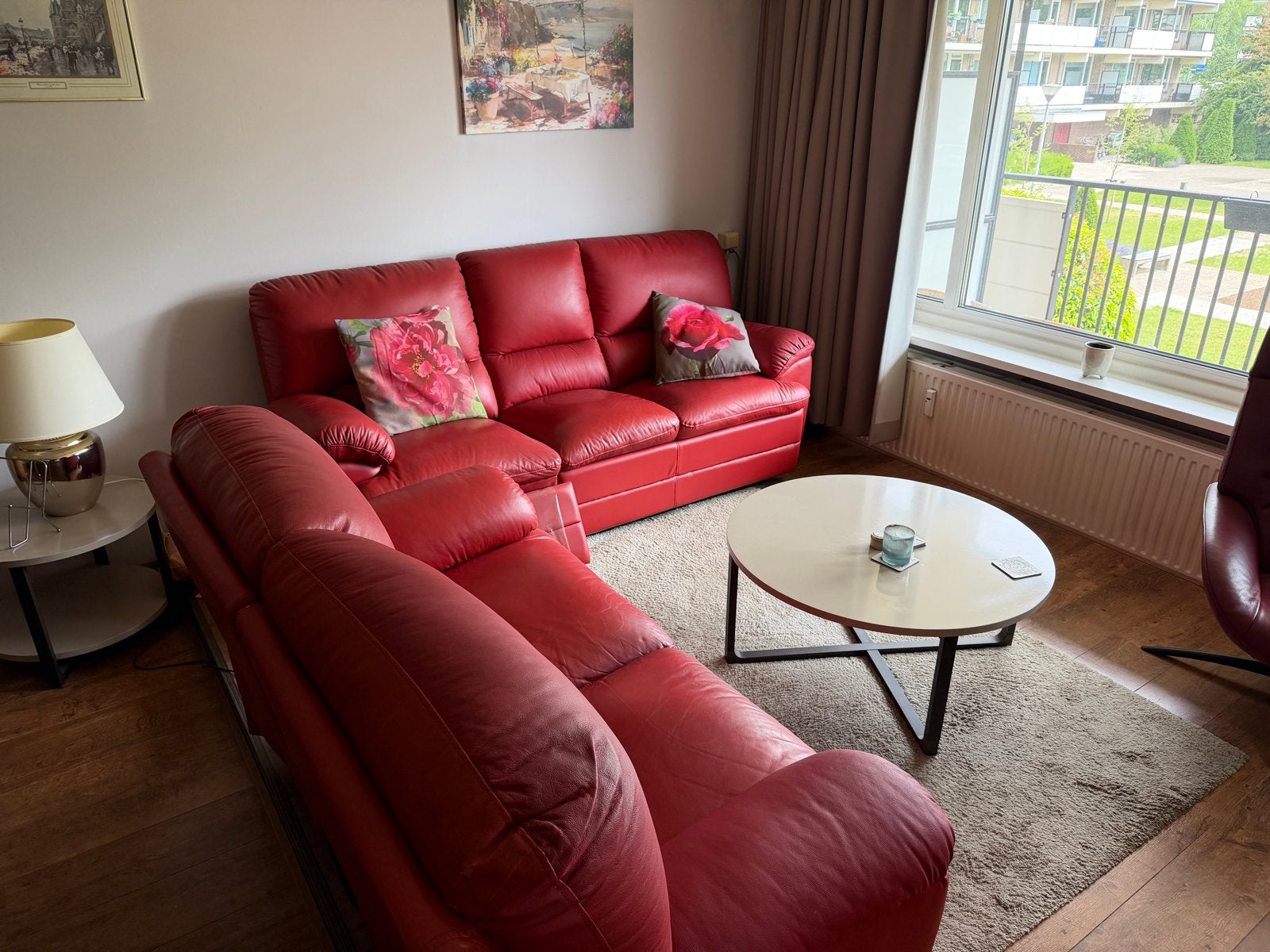 Comfortabele rode leren hoekbank met relaxfunctie, Huis en Inrichting, Banken | Bankstellen, 250 tot 300 cm, Gebruikt, 100 tot 125 cm