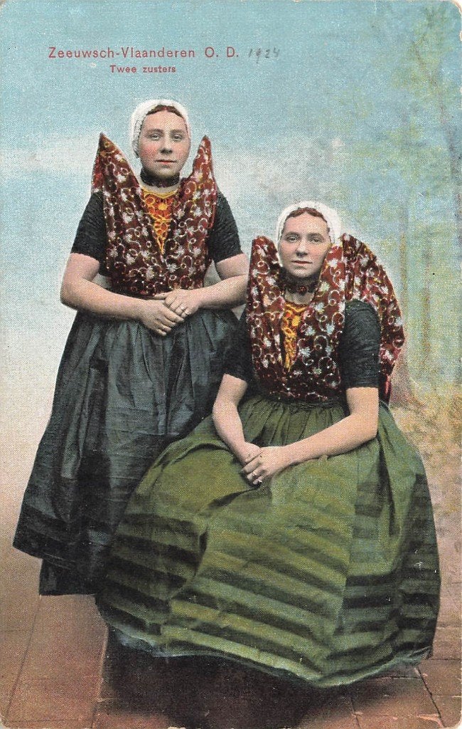 Zeeuwsch-Vlaanderen, Twee zusters, Axel, Klederdracht, Ophalen of Verzenden, 1920 tot 1940, Ongelopen, Zeeland