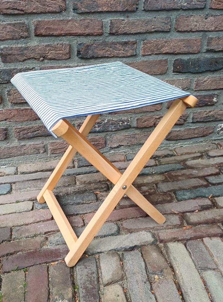 Inklapbaar houten krukje met katoen tijk zitting, Huis en Inrichting, Krukjes, Ophalen of Verzenden, Zo goed als nieuw, Hout