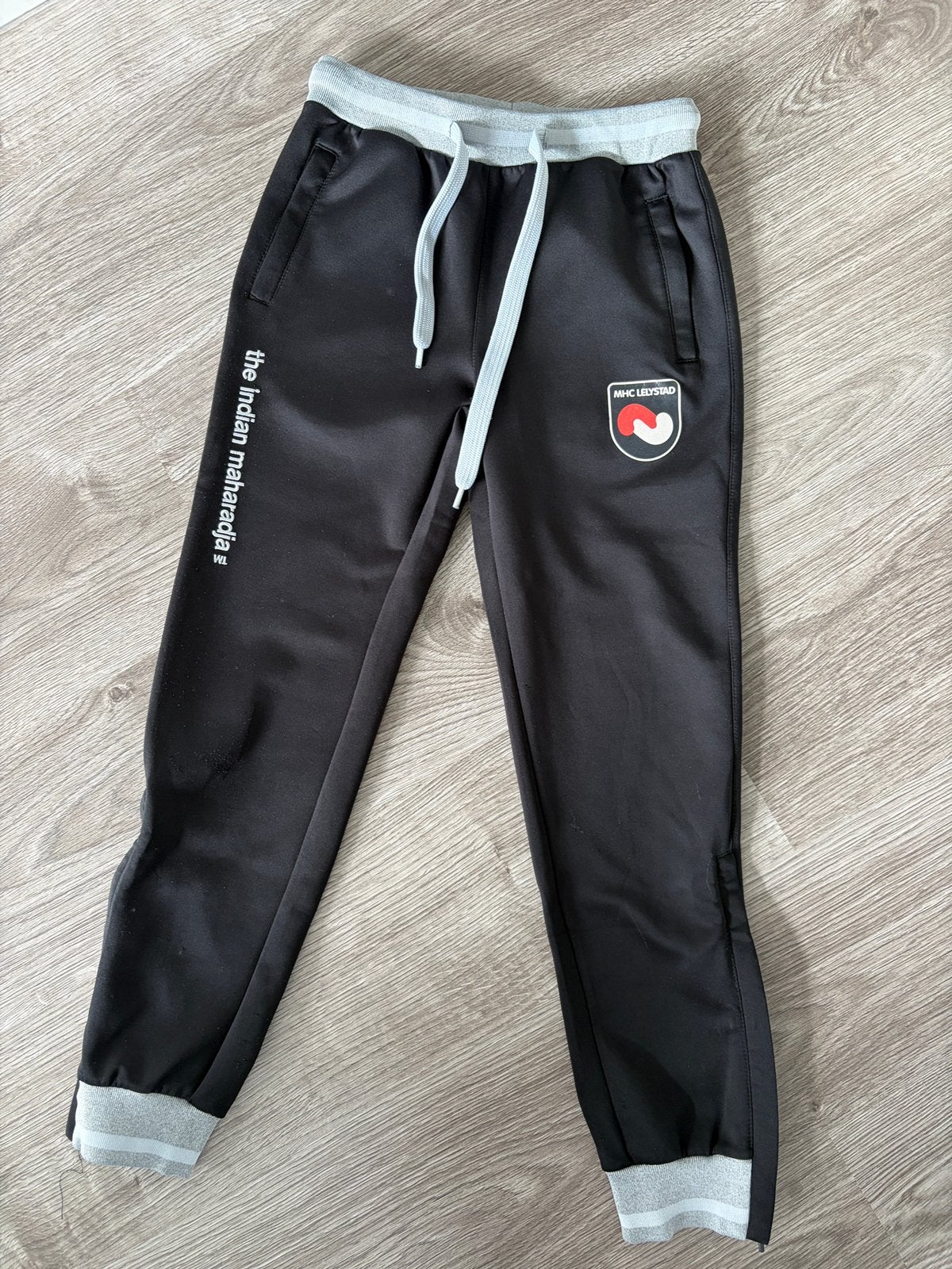 MHC Lelystad broek 152 gebruikt, Ophalen of Verzenden, Gebruikt, Jongen of Meisje, Sport- of Zwemkleding
