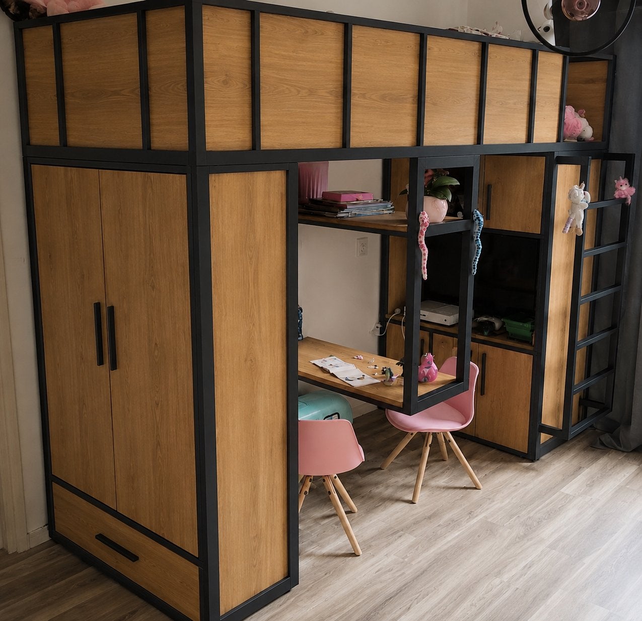 Hoogslaper met kastruimte, zwart staal en massief eikenhout, Ophalen, Eenpersoons, Zo goed als nieuw, 90 cm