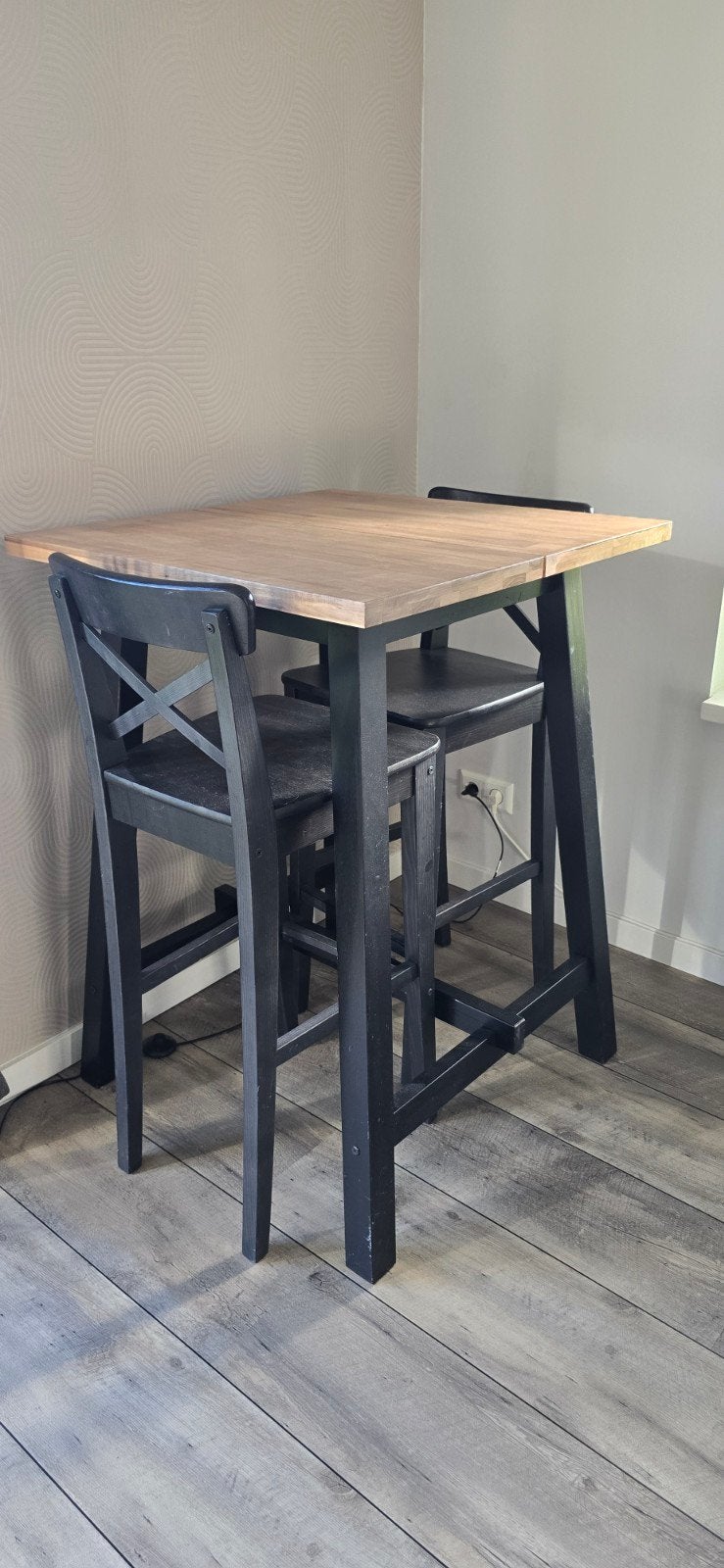 IKEA SKOGSTA Bartafel met 2 barkrukken, Huis en Inrichting, Gebruikt, 50 tot 100 cm, Modern, Scandinavisch, Vierkant