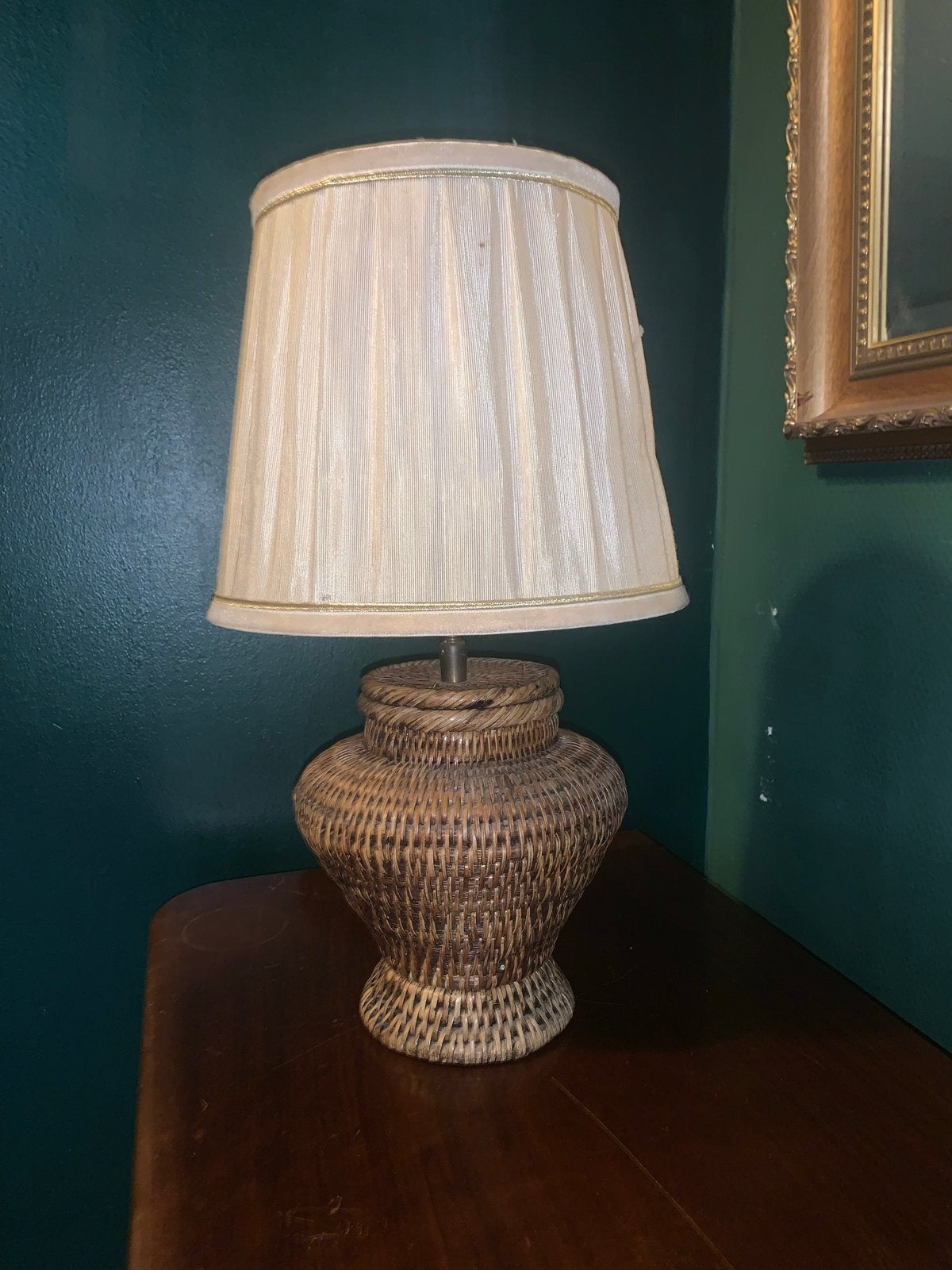 Vintage rotan tafellamp met crèmekleurige kap, Gebruikt, Vintage, Natuurlijk materiaal, Met kap