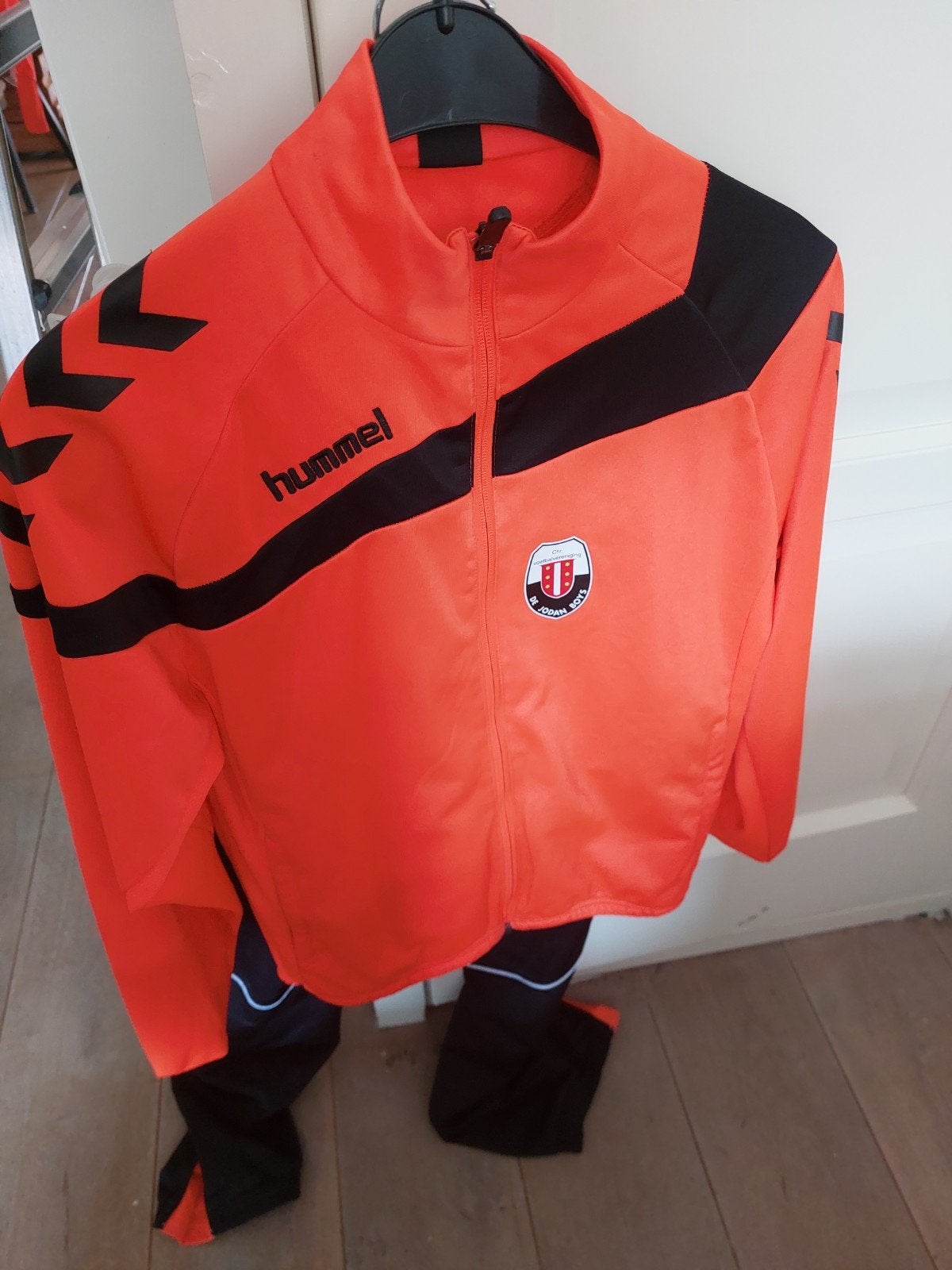 Jodan boys Hummel trainingpak oranje/zwart maat 164, Kleding | Heren, Ophalen, Zo goed als nieuw, Voetbal, Hummel