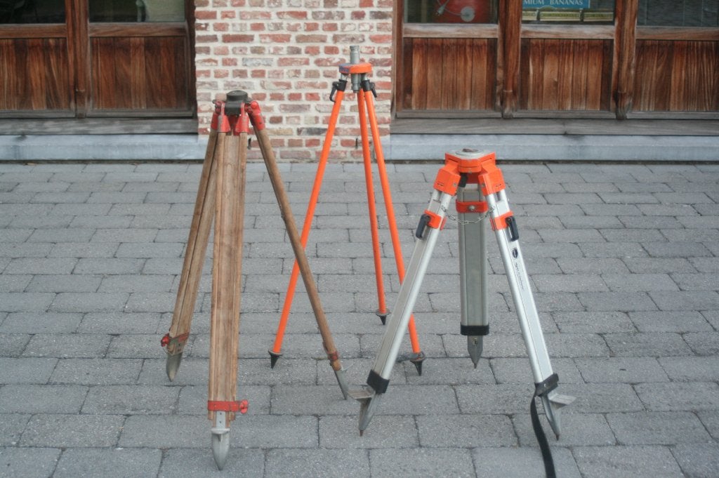 2 x driepikkel tripot (hout, alu, gietijzer) voor spot, Ophalen of Verzenden