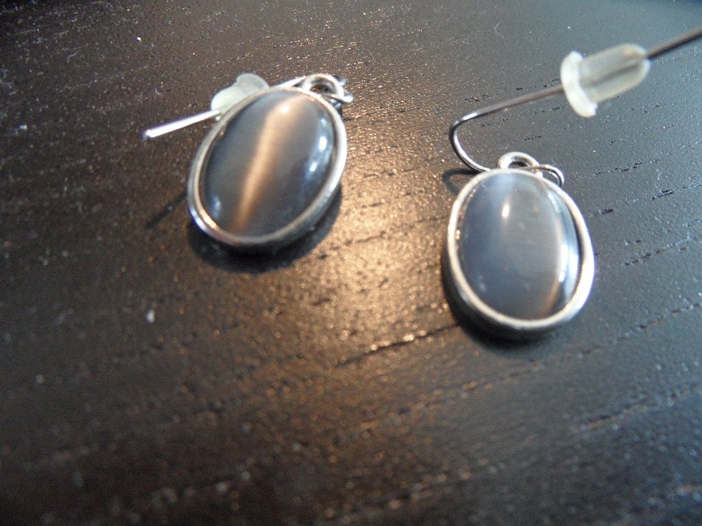 Leuk setje oorbellen: grijs steentje, Sieraden, Tassen en Uiterlijk, Oorbellen, Overige materialen, Gebruikt, Ophalen of Verzenden