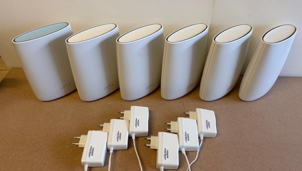 NETGEAR ORBI router RBR50v2 incl 5x mesh satelliet RBS50, Computers en Software, Routers en Modems, Ophalen of Verzenden, Zo goed als nieuw