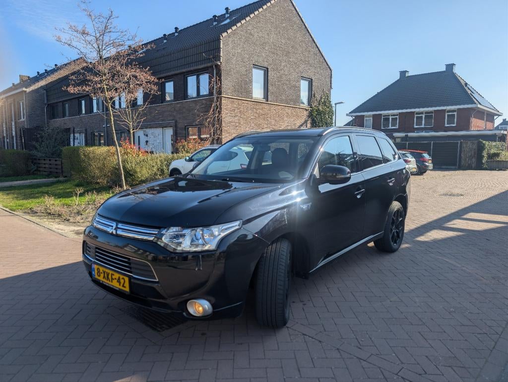 Mitsubishi Outlander 2.0 Dohc Mivec Phev 203pk 4WD CVT 5P, 1998 cc, Outlander, Zwart, 4 cilinders