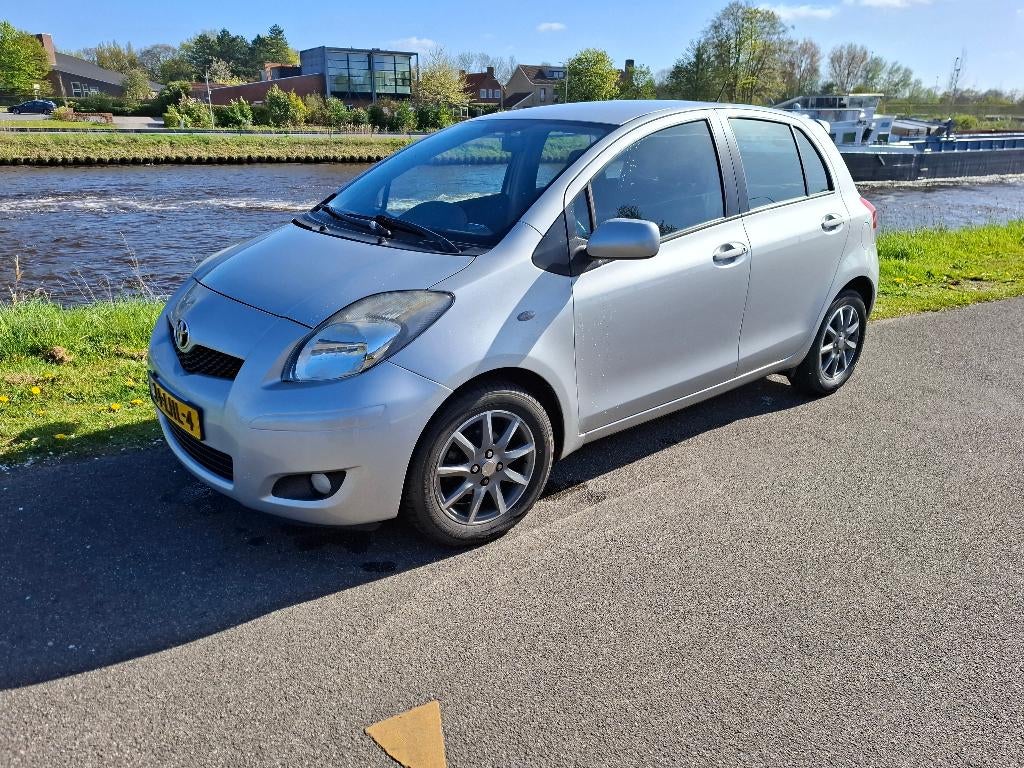 Toyota Yaris 1.3 16V Vvt-i 5DR 2010, 6 versn. APK 10-03-2027, Voorwielaandrijving, 1025 kg, Stof, 40 €/maand
