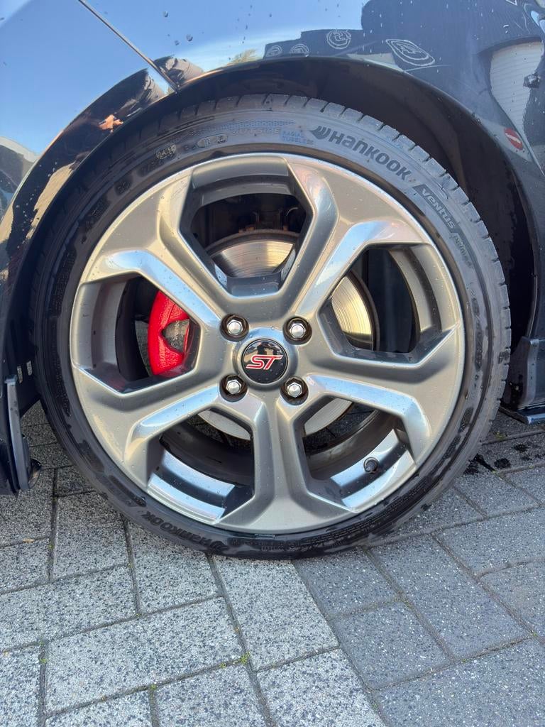 4x Ford Fiesta ST velgen + banden (17 inch) – 2 banden zgan, Ophalen, Zo goed als nieuw