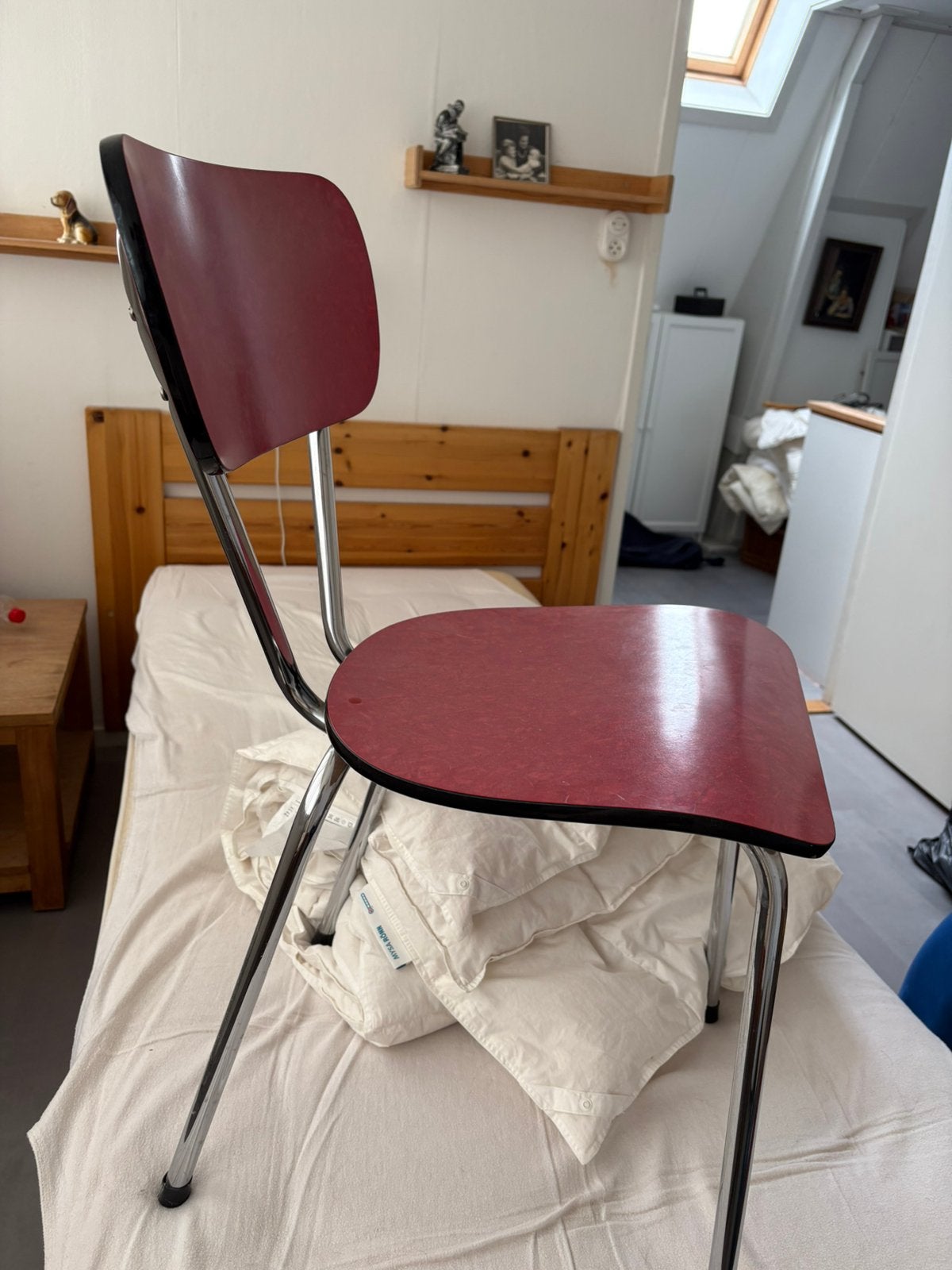 2 Metalen stoelen met rode kunststof zitting, Ophalen, Kunststof, Gebruikt, Twee