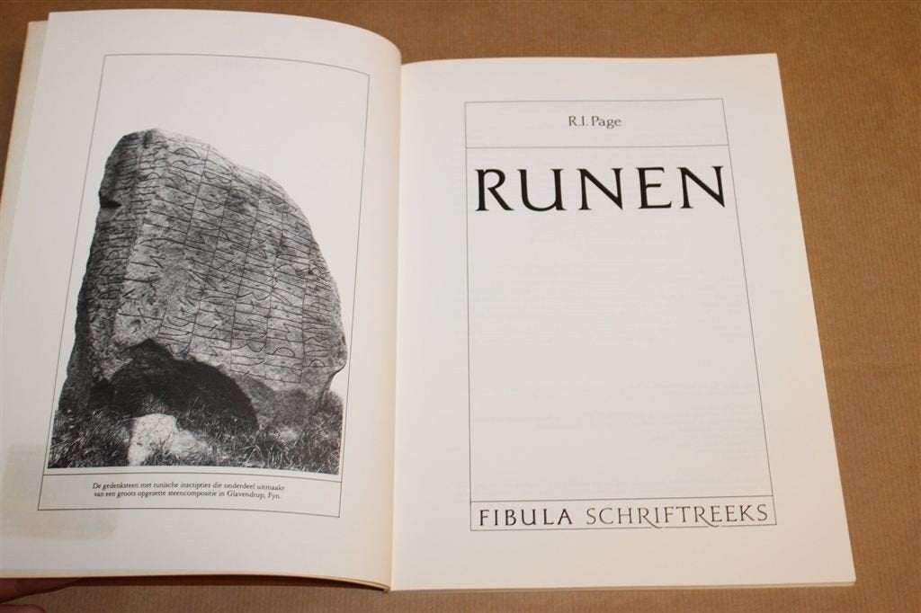 Runen — Europese Inscripties, Fibula Reeks, Ophalen of Verzenden, Gelezen, Europa
