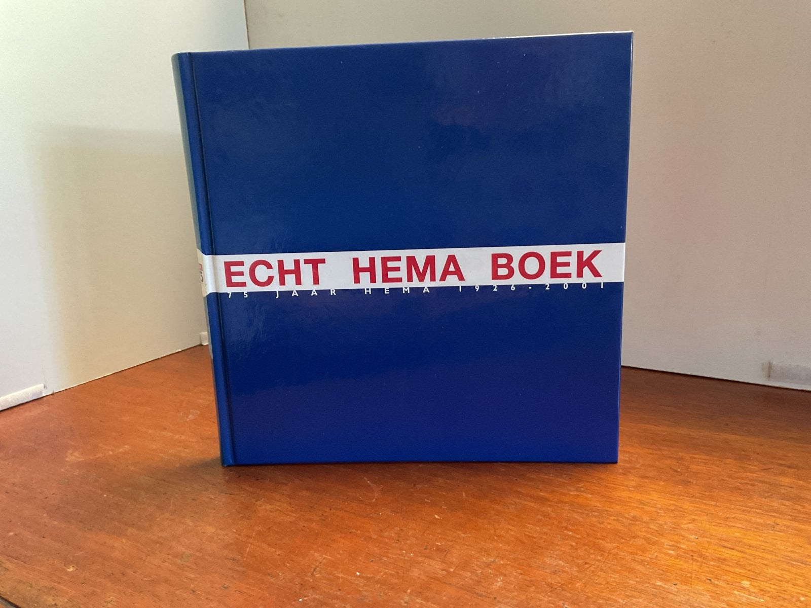 Echt HEMA Boek - 75 Jaar HEMA (1926-2001), Boeken, Catalogussen en Folders, Zo goed als nieuw, Ophalen of Verzenden
