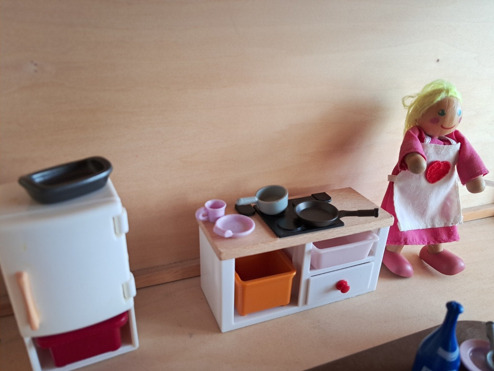 Foto 15 van Groot Playwood Poppenhuis met Meubels Poppetjes & Accessoire