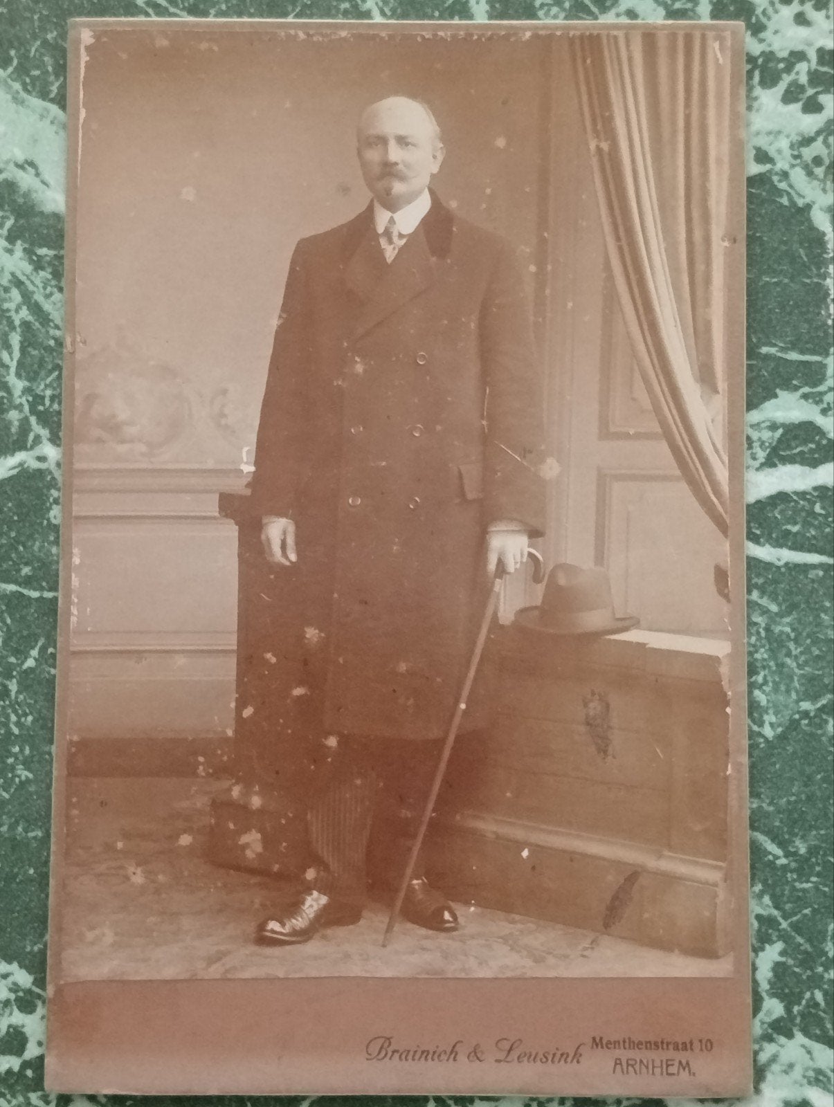 Oude foto van een man met wandelstok, Brainich & Leusink, Ophalen of Verzenden, Voor 1940, Gebruikt, Overige onderwerpen