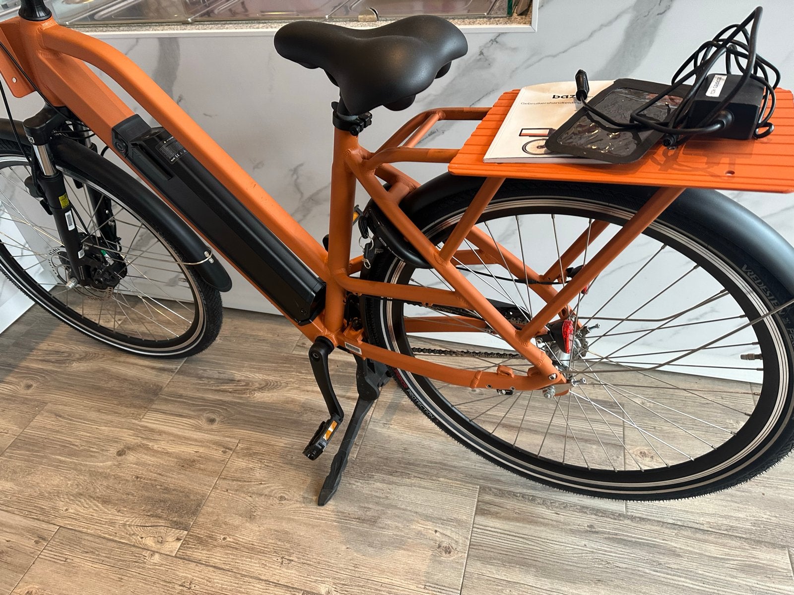 Zo goed als nieuwe oranje elektrische fiets, Zo goed als nieuw, 51 tot 55 cm, 30 tot 50 km per accu, Ophalen