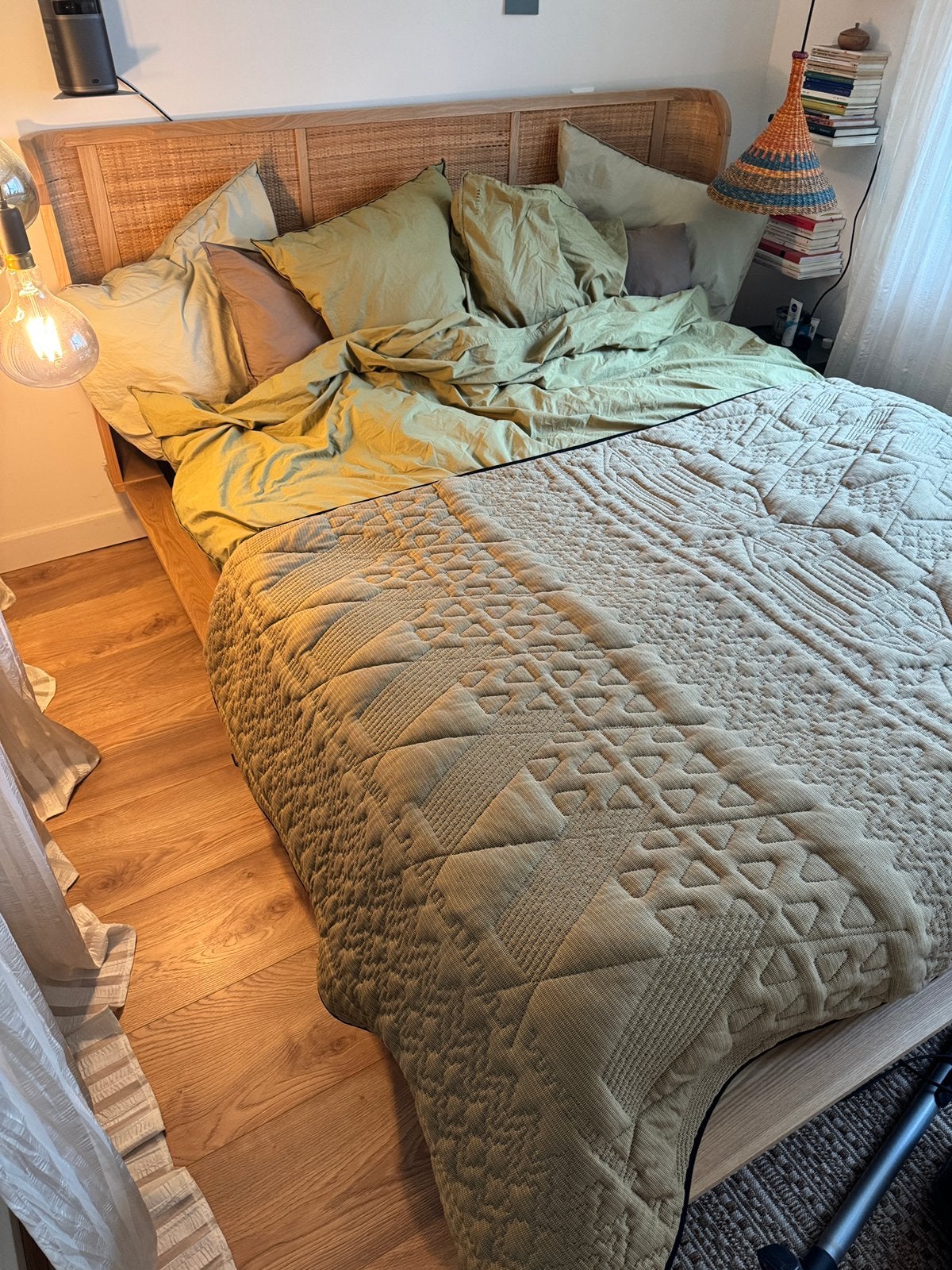 Stijlvol tweepersoonsbed met rotan hoofdbord, Huis en Inrichting, Ophalen, Bruin, Tweepersoons, Zo goed als nieuw