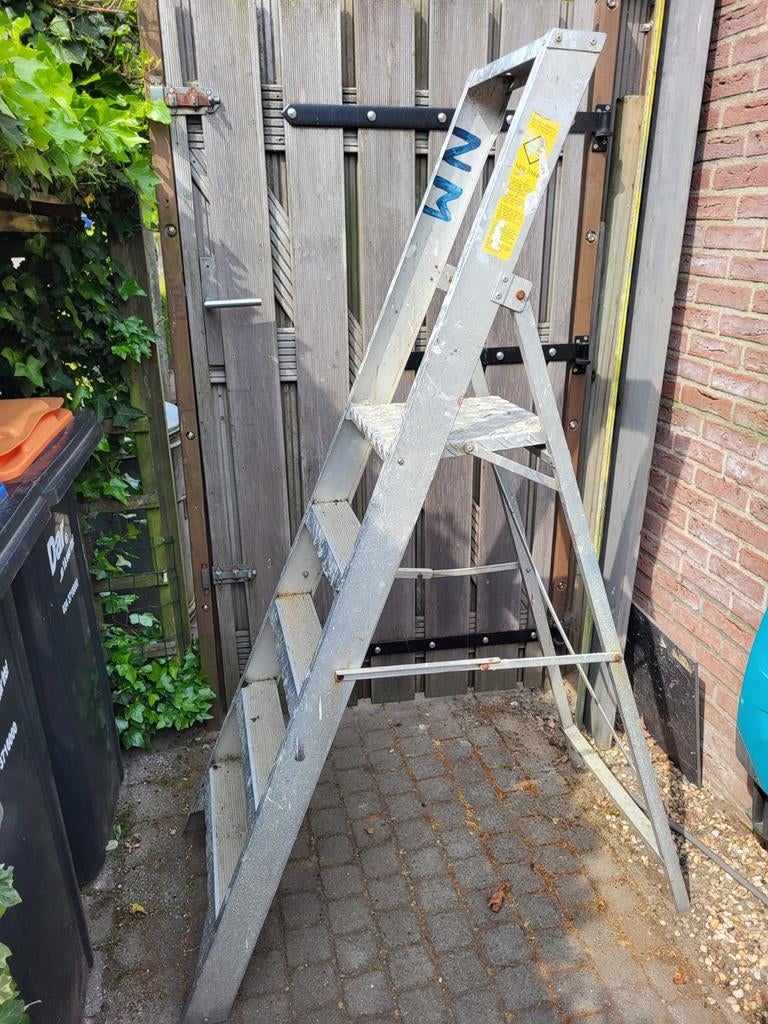 Oude profesionele aluminium ladder. Zeer degelijk, Doe-het-zelf en Verbouw, Ladders en Trappen, Ophalen, Gebruikt, 4 meter of meer
